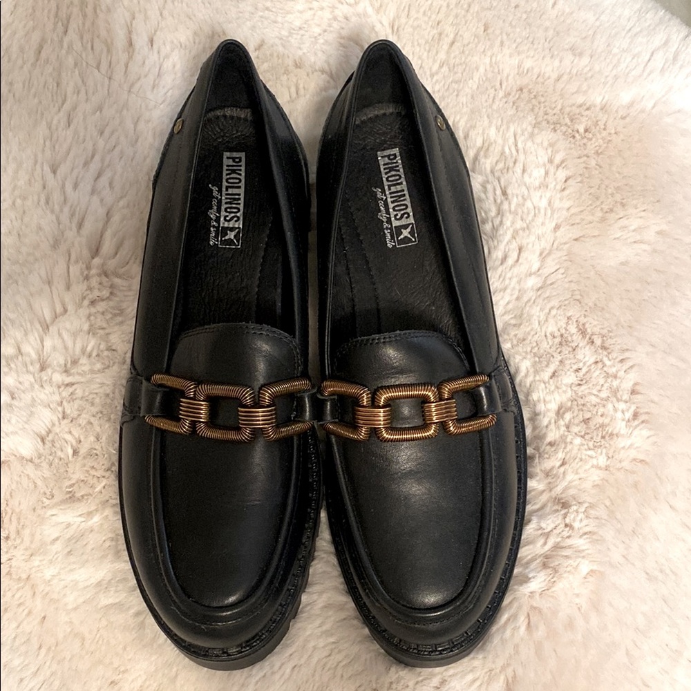 PIKOLINOS Women’s Aviles leather loafers with a gold link accent Size 41/9.5
